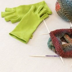 Dritz Quilting Accessories Crafters Comfort Glove, Medium